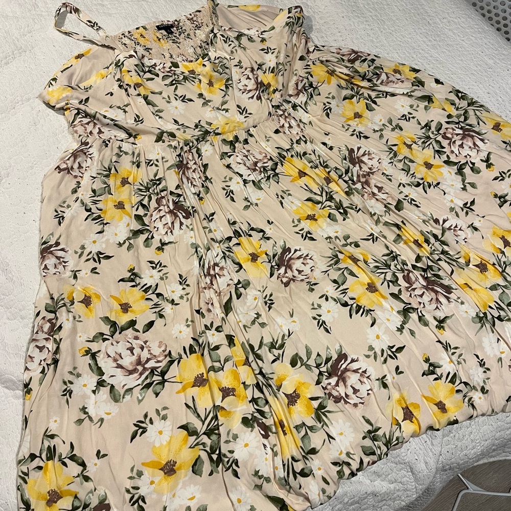 NWOT Torrid size 5 floral midi dress with pockets and adjustable straps